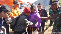 Mereka tampak haru dan berpelukan satu sama lain. Mereka menitikkan air mata sambil dituntun oleh petugas evakuasi.