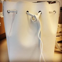 Wanita 41 tahun itu bisa langsung mencari informasi produk incaran yang seorang selebgram pakai lalu terpikir untuk langsung membelinya. Foto: Instagram @carlasosenko