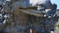 Saat berlibur ke Bali, dia menyempatkan diri berfoto-foto di GWK (fera_fe/Instagram)