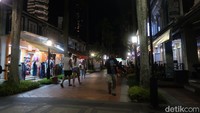 Saat malam tiba, kawasan ini tak kunjung sepi. Lampu-lampu bangunan mulai menyala dan memberi warna di kampung ini. Musisi jalanan mulai mengambil panggung di pinggir jalan dan menghibur para wisatawan yang duduk makan di dalam rumah makan. (Bonauli/detikTravel)