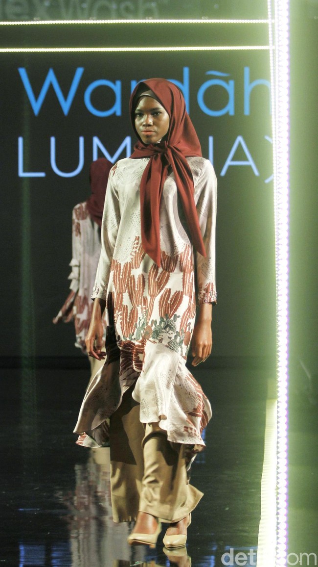 Brand busana KAMI menampilkan koleksinya dengan tema SABAKU di Atrium Gandaria City. Jakarta. Minggu [29/07/2018]. Foto: Mohammad Abduh/Wolipop