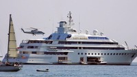 Lady Moura, superyacht yang dimiliki oleh pengusaha Arab Saudi Nasser Al-Rashid. Pernah mendapat peringatan polusi pantai di Festival Film Cannes pada tahun 2007 karena bertabrakan dengan bebatuan yang tak jauh dari lepas pantai (CNN Sport)