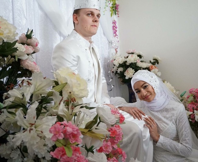 Wanita berusia 22 tahun ini dinikahi oleh pria bernama Jarrand Haris Prestvik Vandvik pada April 2018 di Stavanger, Norwegia. Sementara itu, pesta pernikahan diadakan di Aceh Utara pada minggu lalu (22/7/2018). Foto: Instagram