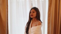 Anak ketiga Sarita itu terkenal dengan pakaian seksi dan makeup tebal meski usianya baru belasan tahun. Foto: Dok. Instagram/shafaharris