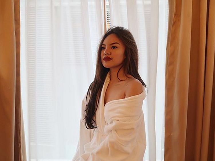 Cantiknya Shafa Harris Saat Minum Es Kelapa di Tepi Pantai