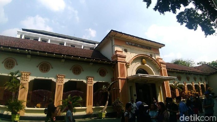 Pengadilan Negeri (PN) Surabaya Jalan Arjuno