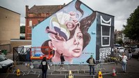 Festival yang diselenggarakan tiap tahun ini pun menjadikan dinding bangunan-bangunan di kota Bristol sebagai kanvas bagi para seniman unjuk kreativitas membuat grafiti. Matt Cardy/Getty Images.