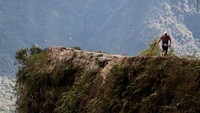 Sering terjadi longsor, batu-batu jatuh, air terjun kecil yang membuat Jalan Yungas licin saat hujan menambah suasana di Death Road ini semakin mencekam. Oleh karena kondisi seperi ini, banyak pengguna jalan yang mengalami kecelakaan (David Mercado/REUTERS)