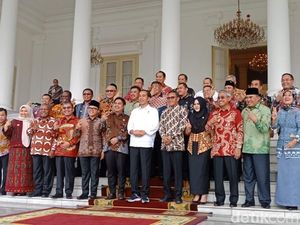 Kompaknya Para Bupati Salam 2 Jari di Istana Bogor