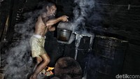 Mereka bekerja dengan kondisi seadanya menggunakan kayu bakar meski sudah berada ditengah kota.