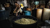 Sementara itu, Gubernur DKI Jakarta Anies Baswedan tetap mengizinkan produsen tahu dan tempe di sekitar Kali Item untuk tetap beroperasi saat gelaran Asian Games 2018. Asalkan, limbah produksi tak dibuang ke sungai.