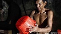 Namun Sandiaga mengaku tidak mau menyetop begitu saja pabrik di sekitar Kali Item. Solusi lain, para pemilik harus bekerja sama dengan PD PAL Jaya untuk mengelola limbah mereka.