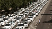Aksi para sopir taksi ini pun mengganggu aktivitas warga lainnya. Susana Vera/Reuters.