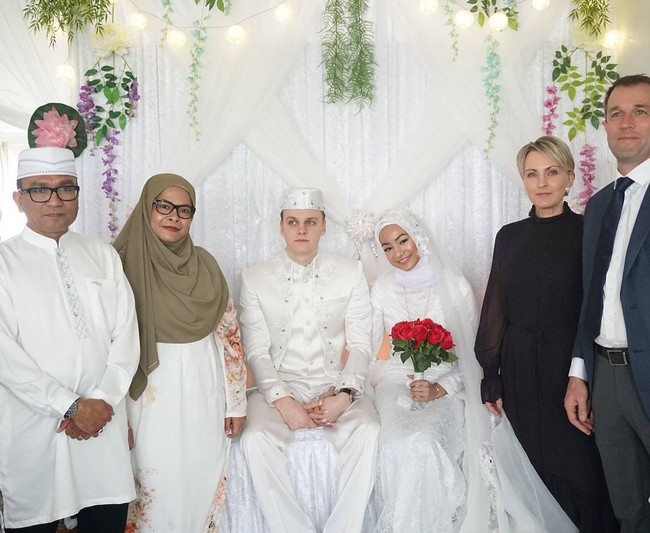 Kisah cinta mereka pun membuat banyak netizen kagum dan baper karena melihat kegigihan Jarrand yang rela berpindah keyakinan demi mendapatkan Syahira. Foto: Instagram