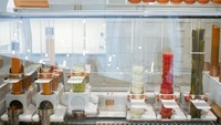 Mesin burgernya seperti conveyor belt atau ban berjalan. Tahapan membuat satu burger dari awal sampai akhir membutuhkan waktu sekitar 5 menit. Foto: Business Insider