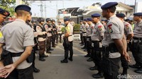 Pasukan Brimob melakukan apel pengamanan sidang putusan pembubaran JAD.