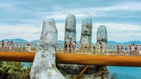 Dikenal dengan sebutan Golden Bridge, jembatan ini berada di atas ketinggian 1.400 meter di atas laut di atas bukit Ba Na. Bentuknya yang unik membuat jembatan ini jadi kerap didatangi wisatawan. Istimewa/newsexaminer.