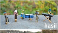 Begini proses yang dibutuhkan oleh Ikhwan ketika memotret patung miniatur.  Foto: Instagram/ @bangkorek2