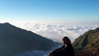 Pose Fera saat mendaki Gunung Rinjani di Lombok beberapa bulan lalu (fera_fe/Instagram)