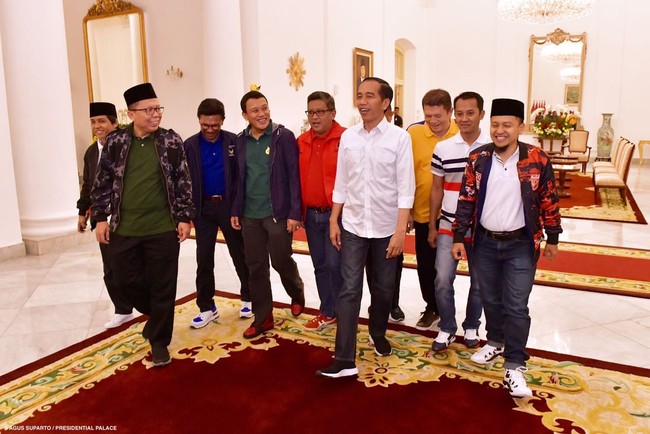 Jokowi menjadi pemberitaan setelah tertangkap kamera memakai sneakers buatan Bandung, bermerek NAH Project ketika bertemu dengan sembilan Sekjen Parpol awal Agustus kemarin. Ia memadukan sneakers bersama kemeja putih dan jeans yang kasual. Foto: Ari Saputra