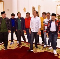 Jokowi menjadi pemberitaan setelah tertangkap kamera memakai sneakers buatan Bandung, bermerek NAH Project ketika bertemu dengan sembilan Sekjen Parpol awal Agustus kemarin. Ia memadukan sneakers bersama kemeja putih dan jeans yang kasual. Foto: Ari Saputra