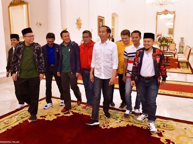 Koleksi sneakers Presiden Joko Widodo (Widodo) memang selalu menarik dibahas. Tak heran bila sneakers Jokowi kerap menjadi topik viral di jagat dunia maya. Biasa memakai sneakers keluaran merek internasional seharga jutaan rupiah, Jokowi belakangan kerap tampil dengan sneakers buatan lokal yang harganya tak sampai Rp 500 ribu. (Foto: Fotografer Istana Kepresidenan Agus Suparto)