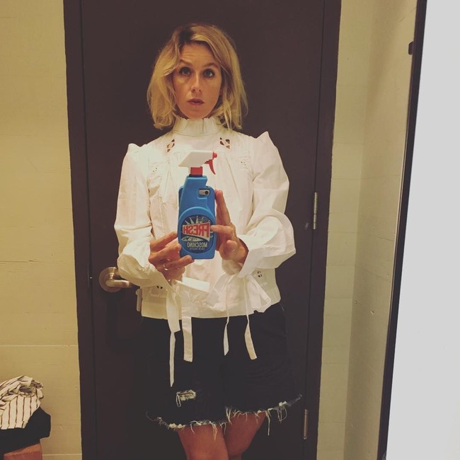 Instagram yang awalnya ditujukan sebagai aplikasi berbagi foto berubah menjadi racun untuk sebagian orang. Terinspirasi para artis dan selebgram yang pakai barang-barang branded, banyak penggunanya jadi boros belanja, termasuk Carla Sosenko. Foto: Instagram @carlasosenko