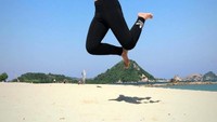 Masih di Lombok, Fera tak ketinggalan mendatangi kawasan Pantai Mandalika (fera_fe/Instagram)