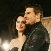 Di film Vanilla Sky (2001), Tom Cruise berpasangan dengan aktris Penelope Cruz. Keduanya sempat menjadi sepasang kekasih di dunia nyata sebelum akhirnya putus. Penelope kini bersuamikan aktor Javier Bardem, dan sudah dikaruniai satu anak. (Foto: Getty Images)