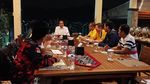 Foto: Gaya Santai Sekjen Parpol Koalisi Saat Dinner dengan Jokowi