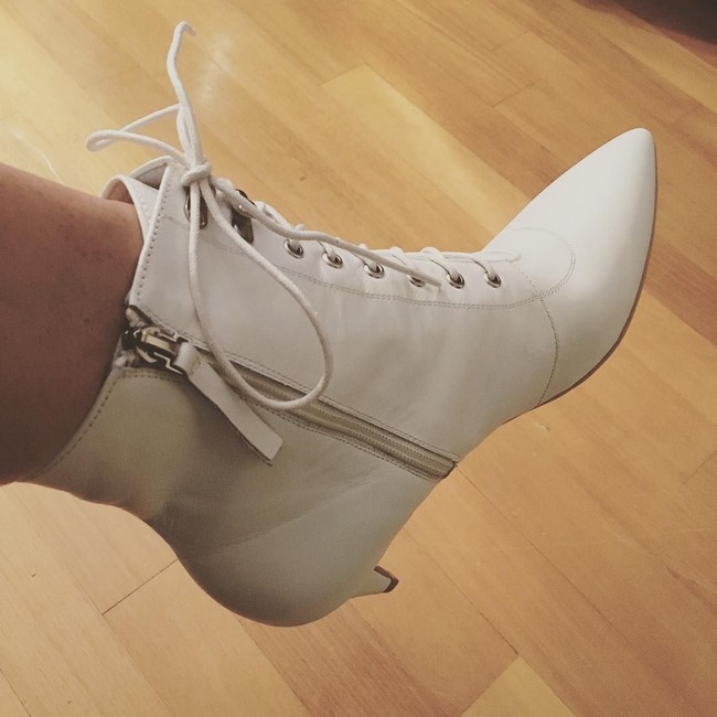 Kepada Cosmopolitan, Carla mengaku telah mengeluarkan $98,000 (Rp 1,4 miliaran) untuk beli busana, sepatu, hingga furniture dalam waktu enam bulan saja. Hampir semua pembelian itu dilakukannya karena Instagram. Foto: Instagram @carlasosenko