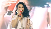 Yura tampak mengenakan dress dengan rambut tergerai, ia tampak menawan. Foto: Pool/Ismail/detikHOT