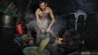 Industri rumahan perajin tempe ini terus bertahan dan tetap berproduksi seperti biasanya tanpa adanya larangan dari pihak manapun.