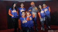 Pose para pemain film Gila Lu Ndro di depan kamera. Pool/Palevi S/detikFoto.
