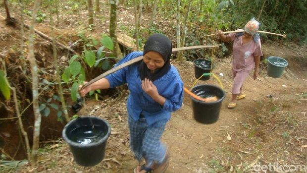 warga mengambil air bersih