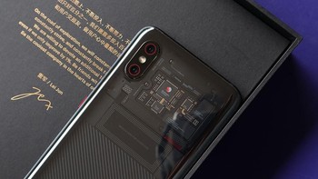 Mengusung kamera ganda di bagian belakang berukuran 12 MP. Sementara kamera depannya 20 MP. Foto: Sina Mobile