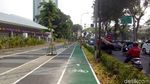 Before-After Tiang Halang Rintang di Jalur Sepeda GBK Dicabut