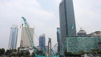 Tugu Selamat Datang pun tak hanya terlihat jelas dari arah utara. Apabila kita berdiri di Jalan MH Thmarin dari arah Kota menuju Blok M, Tugu Selamat Datang pun dapat terlihat jelas tanpa ada penghalang.