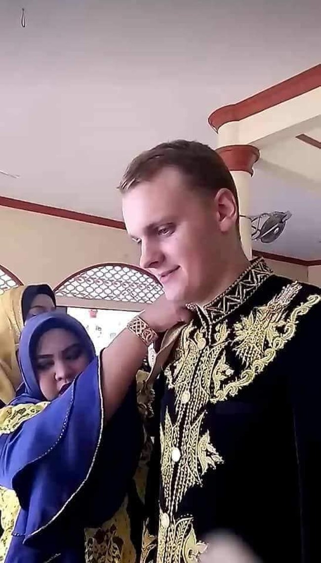 Syarifuddin pun memberikan restu putrinya dinikahi oleh Jarrand karena melihat kegigihannya mencintai Syahira. Menurutnya, Jarrand merupakan sosok pria yang baik dan dari keluarga yang baik-baik juga. Foto: Instagram