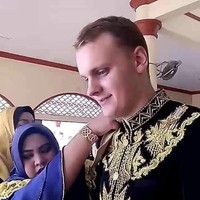 Syarifuddin pun memberikan restu putrinya dinikahi oleh Jarrand karena melihat kegigihannya mencintai Syahira. Menurutnya, Jarrand merupakan sosok pria yang baik dan dari keluarga yang baik-baik juga. Foto: Instagram