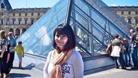 Saat plesiran ke Paris, Prancis Fera bergaya di Musee Louvre (fera_fe/Instagram)