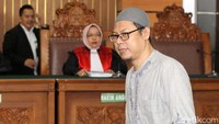 Zainal Anshori berjalan menuju kursi pesakitan untuk mengikuti sidang putusan pembubaran Jamaah Ansharut Daulah (JAD).