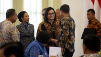 Menteri Keuangan Sri Mulyani juga hadir dalam rapat.