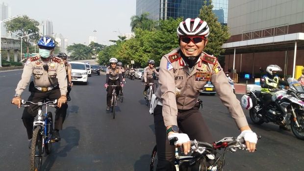 Irjen Pol Royke Luwowa yang hobi bersepeda.