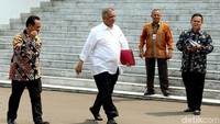 Ia datang terlambat saat hadiri rapat terbatas bersama Presiden Jokowi.