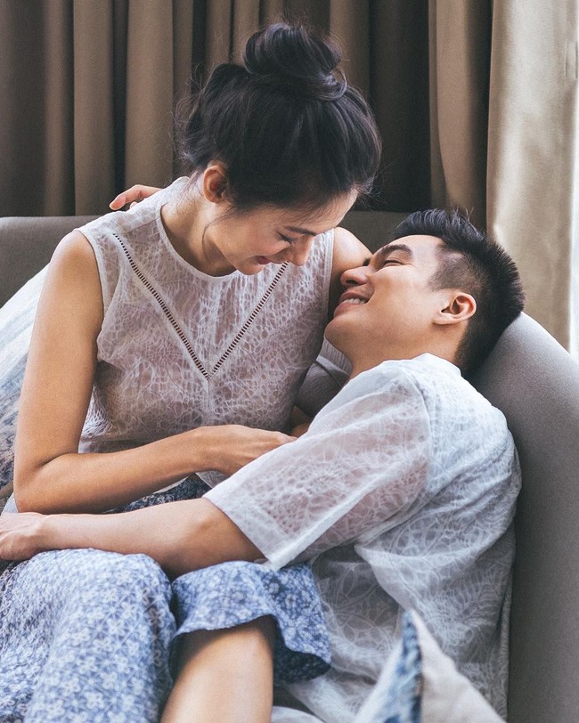 Kemesraan juga sejoli ini perlihatkan lewat busana yang senada. Di foto ini, mereka kompak dalam balutan busana bernuansa etnik dari Parang Kencana. (Foto: Instagram/alexzulfikarlalisang)
