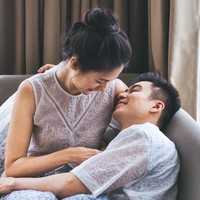 Kemesraan juga sejoli ini perlihatkan lewat busana yang senada. Di foto ini, mereka kompak dalam balutan busana bernuansa etnik dari Parang Kencana. (Foto: Instagram/alexzulfikarlalisang)