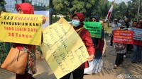 Selain berunjukrasa di depan kantor perwakilan, para karyawan ini akan melakukan audiensi dengan Kementerian BUMN untuk menyampaikan masalah dana pensiun tersebut.