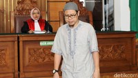 Zainal Anshori hadir dengan mengenakan baju koko dan kopiah.