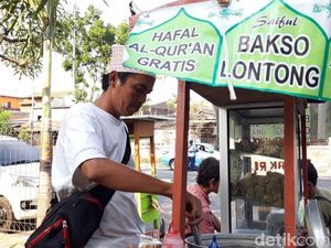 Dengar Azan, Penjual Bakso Gratis Langsung Tinggalkan Jualan